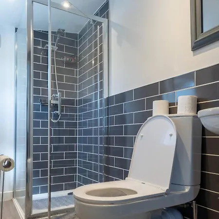Дом отдыха Modern 4 Bed Pass The Keys *