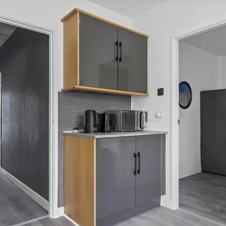 Дом отдыха Modern 4 Bed Pass The Keys *