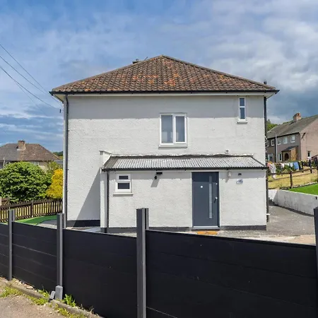 Modern 4 Bed Pass The Keys *