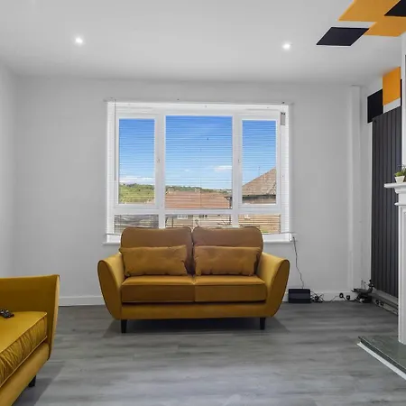 Modern 4 Bed Pass The Keys *